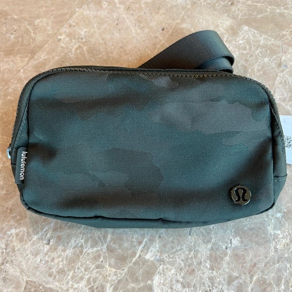 🤎💚Lululemon Everywhere Belt Bag-Heritage Camo - Picture 3 of 5
